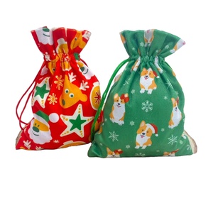 Sacs cadeaux à cordon personnalisés avec motifs de cerfs et de chiots de Noël - Product Image 1