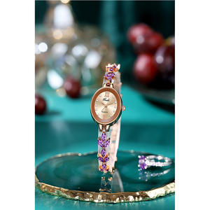 Reloj de Mujer de Edición Limitada con Diseño Vintage, Trébol de Cuatro Hojas, Brazalete Ovalado de Lujo, Reloj de Cuarzo de Nicho - Product Image 6