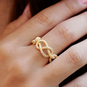 Anello a Catena di Lusso per Donne, Gioiello da Dito Scintillante e alla Moda - Product Image 2