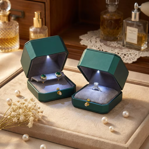 लक्जरी कस्टम सूट वेवेट वेल्वेट एलईडी चमड़े के हार गहने बॉक्स कंगन और लोगो के साथ शादी की अंगूठी आभूषण पैकेजिंग - Product Image 4