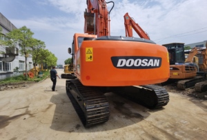 Livraison gratuite – Excavatrice sur chenilles hydraulique d'occasion Doosan DH220-7 de qualité supérieure – Équipement de construction hydraulique pour l'ingénierie - Product Image 4