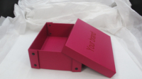 Boîte à boucle en métal pliable portable personnalisée en cuir de carton imperméable avec assemblage de couvercle en relief sérigraphié