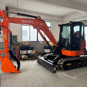 Mini-excavatrice Kubota U55-5 de 5,5 tonnes avec godet de terrassement d'une capacité de 0,17 m³, couleur orange, équipement de construction d'occasion - Product Image 1