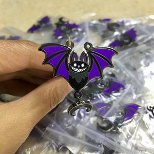 バットシェイプネックレスエナメルピンカスタムファッションオーナメントラペルピン工場価格 - Product Image 6