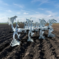 Charrue à socs réversible hydraulique diesel économique Pioneer avec 3 roulements inférieurs pour tracteurs de 60 à 100 CV à usage agricole