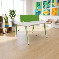 Poste de travail moderne en bois pour ordinateur avec écran acoustique pour l'intimité et hauteur réglable, idéal pour la maison ou le bureau