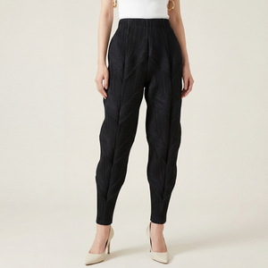 Pantaloni Casual da Donna a Carota Taglie Forti con Motivo a Foglie 3D, Pantaloni Harem Plissettati Architettonici, Pantaloni Plissettati Miyake - Product Image 1