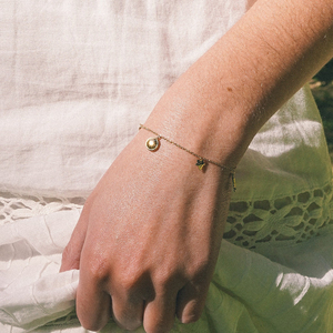 CHICNNA Venta al por mayor, Novedad 2026, Pulsera de dijes chapada en oro de 18K antideslustre para mujer, con cadena de eslabones delicados y múltiples colgantes - Product Image 2