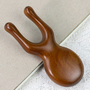 Grattoir nasal en bois de santal doré, masseur facial en forme de grenouille pour les méridiens, artisanat en bois 94x35x15mm - Product Image 1
