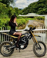 Moto tout-terrain électrique Surron Ultra Bee 21 kW, 511 Nm, batterie 74 V 60 Ah, autonomie 140 km, suspension 240 mm, garde au sol 318 mm, pour adulte