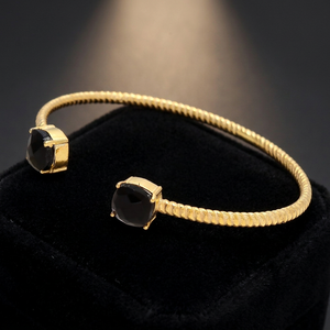 Gem Duo, un par de pulseras de ónix negro chapadas en oro y latón para unisex - Product Image 3