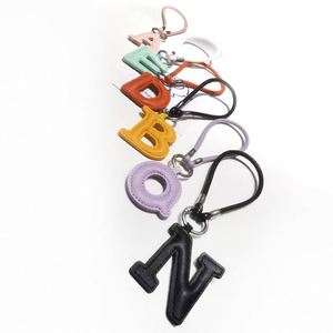 Porte-clés en cuir PU de haute qualité avec lettres anglaises, pendentif de sac en cuir souple et durable, porte-clés léger - Product Image 5