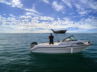 Bateau de pêche en PRF à coque en V profond à grande vitesse Console centrale soudée Sport Yacht Cruiser à vendre pour la croisière touristique
