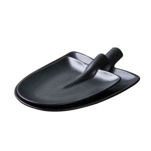 <span class=keywords><strong>Assiette</strong></span> à dîner en céramique noire mate en forme de bêche irrégulière de conception créative pièce maîtresse pour <span class=keywords><strong>le</strong></span> <span class=keywords><strong>restaurant</strong></span> - Product Image 1