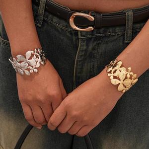Bracelet à breloques plaqué or pour femme, motif floral irrégulier ajouré, bijoux de luxe haut de gamme pour soirée, vente en gros - Product Image 6