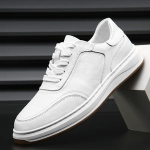 Chaussures blanches polyvalentes de conception nouvelle. Versions pour hommes et femmes. Chaussures décontractées en cuir, respirantes, avec semelles épaisses tendance. - Product Image 5