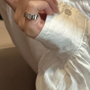 Bague minimaliste en argent sterling 925 avec plis discrets, architecture subtile, é<span class=keywords><strong>l</strong></span>égance silencieuse pour le raffinement quotidien - Product Image 1
