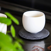 Vente en gros de sous-verres ronds antidérapants en gravure noire de style classique pierre d'ardoise vierge avec support ensemble de tapis de table en vrac cadeaux