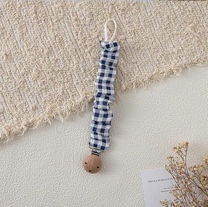 Attache-sucette artisanale en coton mousseline style bohème, motif floral vintage, avec chaîne en bois de hêtre à volants pour bébé - Product Image 2