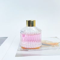 Vente en gros de bouteille en verre de diffuseur de roseau rond de 230ml bouteille transparente de diffuseur de roseau d'arôme de parfum de motif de sculpture avec bouchon à vis