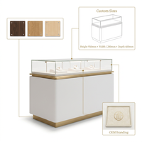Présentoir à bijoux personnalisé avec éclairage LED, vitrine en verre, corps crème, base or brossé, vente en gros pour les bijouteries