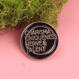 Broche <span class=keywords><strong>de</strong></span> <span class=keywords><strong>trait</strong></span> <span class=keywords><strong>de</strong></span> personnalité-"Charisme, unicité, nerf et talent" avec minimalisme noir-or, chiffrement d'élite <span class=keywords><strong>de</strong></span> bureau - Product Image 3