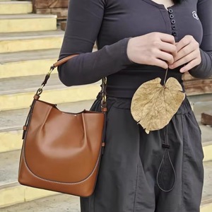 Bolso grande de hombro para mujer con asa ancha y correa larga en un lado, bolso tipo cubo Kult. - Product Image 3