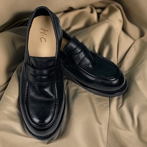 Zapatos de Vestir Casuales de Moda Hechos a Medida con Cuero Genuino de Alta Gama, con Suela Suave y Hecha a Mano, Mocasines de una Pieza para Hombre - Product Image 1