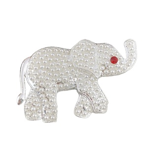 Broche de Perlas y Elefantes con Pedrería Plateada de la Hermandad Griega Delta para Mujer, Joyería para Divas de Hermandades - Product Image 1