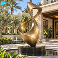 Sculpture abstraite moderne en bronze, en forme de boucle, martelée à la main, en laiton et cuivre, art personnalisé pour les lieux emblématiques, les places, les hôtels, les jardins et les espaces commerciaux