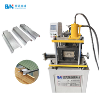 Machine de formage à froid de profilés en acier pour la production de tuiles de toiture avec contrôle PLC et composants de pompe à moteur et d'engrenage
