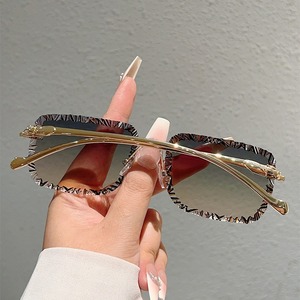 Lunettes de soleil sans monture carrées à bords coupés en cristal, protection UV400 dégradée, légères et tendance pour femmes et hommes - Product Image 3