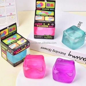 En stock, prix de gros : Boîte de présentation de balles sensorielles apaisantes à presser, anti-stress et anti-anxiété, jouets soupleurs type fidget et jouets en forme de glaçon, en coffret cadeau - Product Image 3