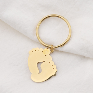 سلسلة مفاتيح أنيقة بتصميم لطيف على شكل قدم طفل من الفولاذ المقاوم للصدأ مطلية بالذهب عيار 18 قيراط قابلة للتخصيص لحمل المفاتيح في السيارة أو الحقيبة - Product Image 6