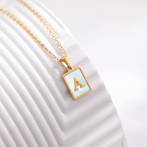 Collar <span class=keywords><strong>de</strong></span> Acero Inoxidable 316L <span class=keywords><strong>con</strong></span> Letra Dorada para Mamá, Monograma <span class=keywords><strong>con</strong></span> Inicial Incrustada, Joyería Serif para <span class=keywords><strong>Mujer</strong></span>, Venta al por Mayor, Personalizado OEM - Product Image 2