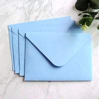 Belle invitation en papier absorbant bleu clair simple avec motif de texte en relief et enveloppe pour faire-part de mariage