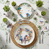 Service de table de luxe en céramique avec bordure dorée et motif oiseau aquarelle, comprenant assiettes en porcelaine fine et service à thé et café avec tasses et soucoupes