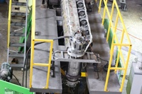 Machine de fabrication de bouteilles d'eau pure en polycarbonate par extrusion-soufflage, automatique, pour barils de 3 gallons (18,9 L) et 20 L, et bouteilles de 5 gallons.