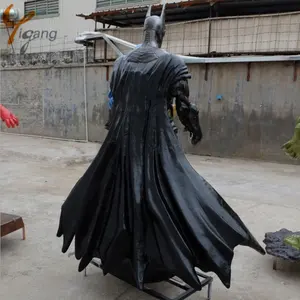 Figura artística de resina de superhéroe para decoración al aire libre, escultura de estatua de murciélago de fibra de vidrio, tamaño real, a la venta