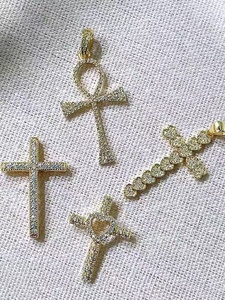 Pendentif en forme de croix en <span class=keywords><strong>pierre</strong></span> colorée plaqué or avec détails en perles de cœur pour les commandes en gros de bijoux de mode - Product Image 3