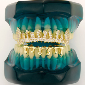 กริลล์ซสำหรับฟัน ชุดสีทอง ลายดาวแบบไม่สมมาตร ดีไซน์เรขาคณิต ประดับด้วยไมโครอินเซิร์ต เหมาะสำหรับงานปาร์ตี้ ใช้ได้ทั้งชายและหญิง กริลล์ซคุณภาพดี - Product Image 2