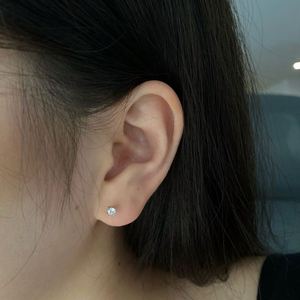 Aretes Pequeños y Delicados Dylam Hipoalergénicos de Plata de Ley 925 con Baño de Rodio y Circonita 5A para Mujeres y Niñas - Product Image 3