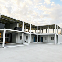 Maison préfabriquée en conteneurs à deux étages bleu clair, bâtiment modulaire en acier avec escalier extérieur, installation facile, dortoir pour travailleurs