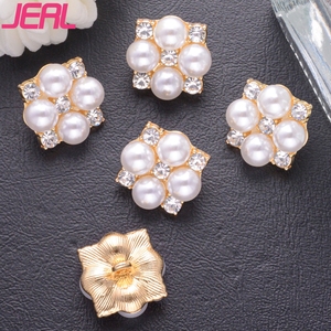 Hot Bán Tùy Chỉnh Lấp Lánh Rhinestone Kẽm Hợp Kim Nút Hoa Tấm Ngọc Trai Nút Với Chân Phong Cách Cho Trang Phục - Product Image 1