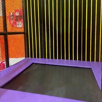Parc de trampolines intérieur pour adultes et enfants, équipement de jeux avec toboggan et zones de saut