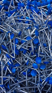 Precio de fábrica Clavos para techos de plástico con vástago anillado galvanizado de colores de 2 1/2 y 3 pulgadas 12G con arandela de plástico - Product Image 4