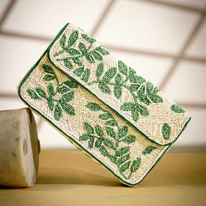 Bolso de Mano Floral con Cuentas Hecho a Mano y Personalizado, con Hojas Verdes sobre Fondo Crema, Forma Personalizada y Cuentas de Vidrio - Product Image 1