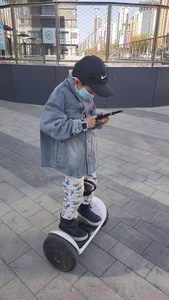 Nuevo Ninebot L8 2022, Scooter Eléctrico, Auto de Equilibrio Inteligente de Dos Ruedas con Control por Movimiento de Piernas para Niños y Adultos - Product Image 4