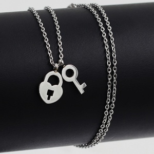 สร้อยคอเครื่องประดับสแตนเลสชุบทอง 18k พร้อมจี้รูปกุญแจ - Product Image 5