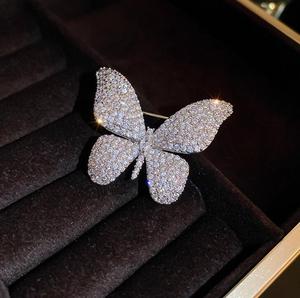 Venta al por mayor de broches ostentosos completos de diamantes, broche de diseñador de mariposa, broche de bufanda para mujer, accesorios de ropa elegantes - Product Image 3